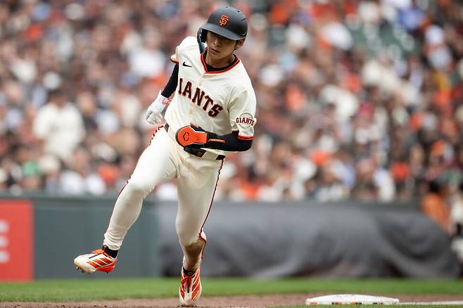 샌프란시스코 자이언츠 이정후가 29일(한국시각) 샌프란시스코에서 열린 2025 메이저리그 콜로라도 로키스와 경기에서 8회말 홈 플레이트로 달려들어 오고 있다. 시즌 최종전에서 이정후는 4타수 3안타 2타점을 기록했다. 샌프란시스코는 4-0으로 이겼다. 샌프란시스코/AP 연합뉴스