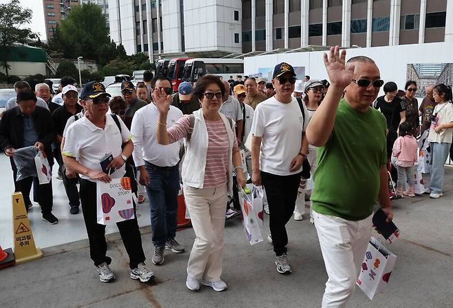 중국 단체 관광객(유커) 무비자 입국이 허용된 첫날인 29일 오후 서울 중구 명동 롯데면세점에 중국인 관광객들이 들어서고 있다. 김태형 기자 xogud555@hani.co.kr