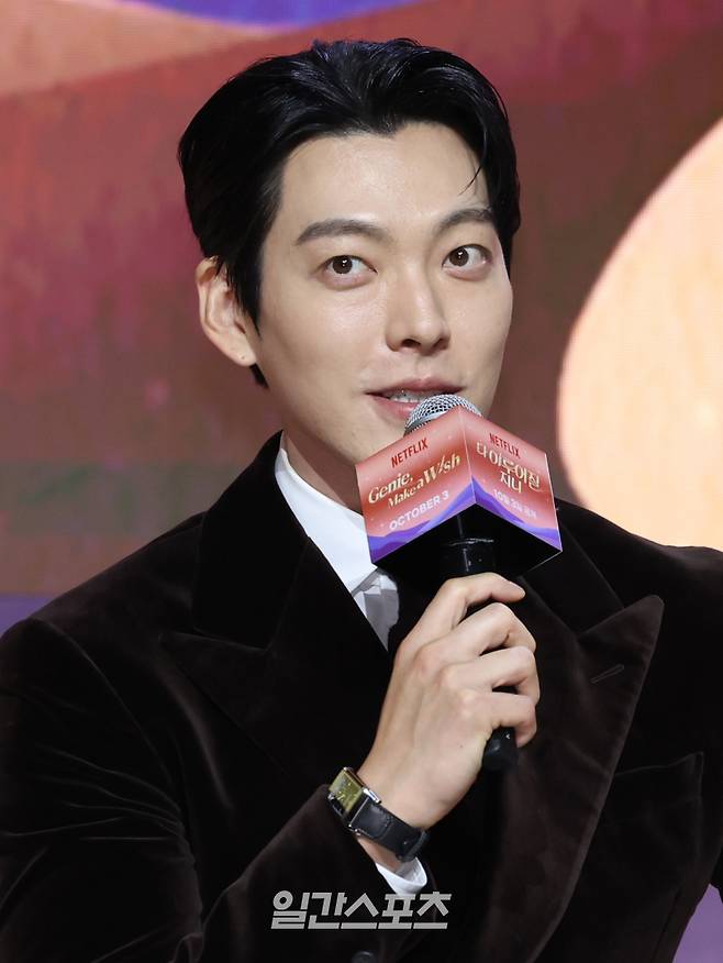 배우 김우빈이 29일 오후 서울 강남구 조선 팰리스 서울 강남 3층 그레이트홀에서 열린 넷플릭스 시리즈 '다 이루어질지니'제작발표회에 참석해 인사말을 하고 있다. '다 이루어질지니'는 천여 년 만에 깨어난 경력 단절 램프의 정령 지니(김우빈 분)가 감정 결여 인간 가영(수지 분)을 만나 세 가지 소원을 두고 벌이는 스트레스 제로, 판타지 로맨틱 코미디. 오는 10월 3일 공개. 서병수 기자 qudtn@edaily.co.kr /2025.09.29/