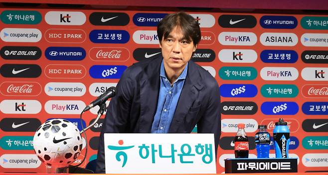 <yonhap photo-4839=""> 10월 소집명단 발표하는 홍명보 감독 (서울=연합뉴스) 최재구 기자 = 홍명보 축구 국가대표팀 감독이 29일 서울 종로구 축구회관에서 축구국가대표팀 친선경기 10월 소집명단을 발표하고 기자의 질문에 답하고 있다. 2025.9.29 jjaeck9@yna.co.kr/2025-09-29 14:19:27/ <저작권자 ⓒ 1980-2025 ㈜연합뉴스. 무단 전재 재배포 금지, AI 학습 및 활용 금지></yonhap>