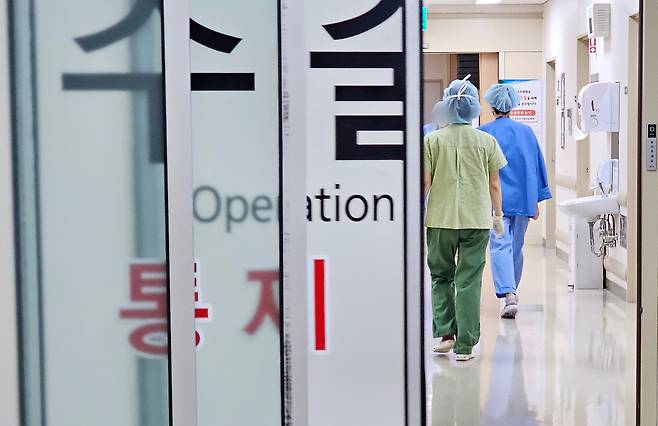 한 대학병원 수술실에서 의료진이 이동하고 있다. 연합뉴스 ※기사 내용과 직접적인 관련 없음