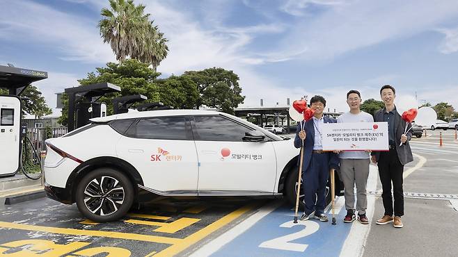 지난 25일 SK렌터카 제주지점에서 진행한 ‘2025 모빌리티 뱅크 제주 차량 전달식’ 단체 사진. (좌측부터)최성두 제주도청 복지정책과장, 박민철 제주원광재가노인복지센터 사무국장, 장봉걸 SK렌터카 지속경영실장