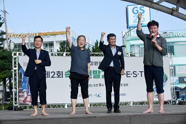 ▲ 제2회 속초맨발걷기 페스타에서 경민현(사진 맨 오른쪽) 강원도민일보 사장이 출발을 알리고 있다. 김정호 기자