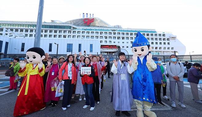 중국인 단체관광객 무비자 입국 첫날인 29일 오전 인천 연수구 인천항 국제크루즈터미널에 중국인 단체 크루즈관광객들이 입국하고 있다. 사진=연합뉴스