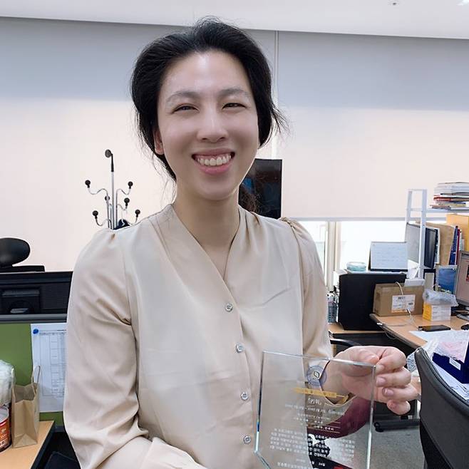 유고운씨가 2019년 4월 ‘이달의 좋은 프로그램상’을 받은 뒤 웃고 있다. 본인 제공