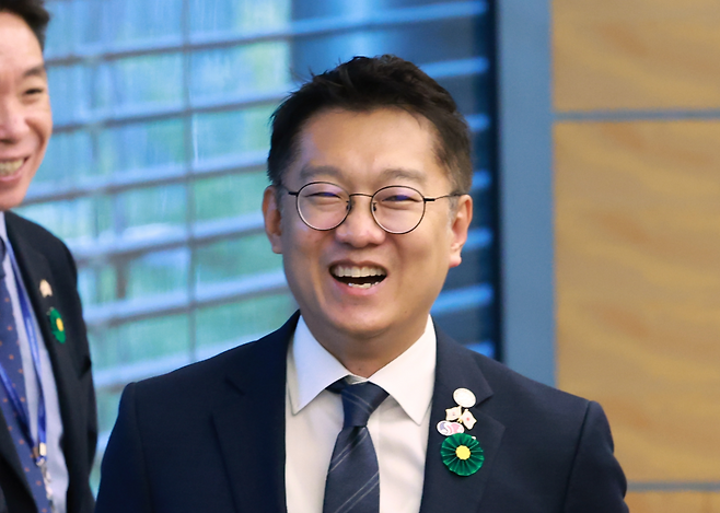 김남준 대통령실 제1부속실장이 지난달 23일 일본 도쿄 총리 관저에서 이재명 대통령과 이시바 시게루 일본 총리의 한일 확대정상회담에 앞서 대통령실 관계자들과 대화를 나누고 있다. 연합뉴스