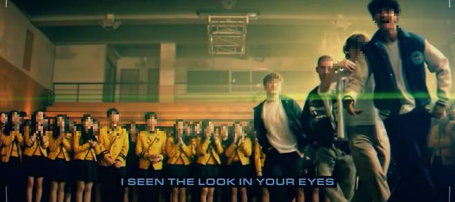 서울공연예술고 학생들이 2024년 3월 촬영에 동원됐던 뮤직비디오의 한 장면. 교복을 착용한 학생들이 공연에 호응하는 모습이 담겼다. 유튜브 갈무리