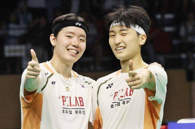 배드민턴 남자복식 세계랭킹 1위 서승재와 김원호가 28일 경기 수원실내체육관에서 열린 2025 세계배드민턴여맹(BWF) 월드투어 슈퍼 500 코리아오픈 남자복식 결승에서 우승을 차지한 뒤 세리머니를 하고 있다. 연합뉴스