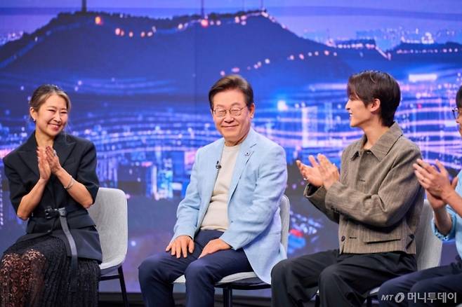 이재명 대통령이 지난 8월 케이팝 더 넥스트 챕터(K-Pop:The Next Chapter)에서 K팝의 현재와 앞으로의 비전을 논의하고 있다. '케이팝 데몬 헌터스(케데헌)'의 메기 강 감독, 영화 삽입곡을 부른 트와이스(TWICE)의 지효와 정연, 프로듀서 알티(R.Tee), 음악 평론가 김영대가 출연했다. /사진=대통령실 제공