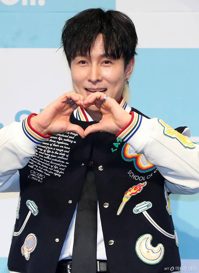 그룹 신화 멤버 출신 배우 김동완이 연예인 축가 비용에 대한 자신의 의견을 밝혔다./사진=머니투데이 DB