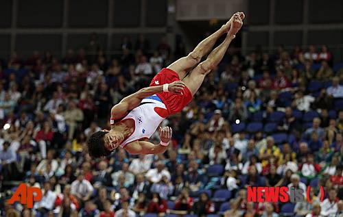 【서울=뉴시스】이예슬 기자 = 올림픽 사상 처음으로 대한민국에 금메달을 안겨준 체조스타 양학선(20)의 경기가 시청률에서도 금메달을 차지했다. 시청률조사회사 AGB닐슨미디어리서치에 따르면, 7일 자정께 KBS 2TV와 MBC TV가 중계한 '체조(남) 양학선 결승 경기'는 각각 19.6%와 11.7%로 합계 31.3%를 기록했다. 6일 10시께 사격에서 은메달을 따낸 김종현(27)의 결선도 SBS TV와 KBS 1TV에서 각각 18.9%와 12.4%, 합 31.3%로 양학선의 시청률과 타이를 이뤘다. 비슷한 시간 레슬링 16강에서 쿠바의 헨서 메오크 루곤스와 맞붙은 정지현(29)의 경기는 KBS 1TV와 SBS TV에서 각각 12.1%, 10.8%(합 22.9%)를 찍었다. 한편, 지난달 26일 개막한 런던올림픽 중계방송에서 가장 높은 시청률을 거둔 경기는 7월26일 KBS 2TV의 한국 대 멕시코의 축구 예선으로 31.5%에 이르렀다. KBS 2TV가 중계한 김법민(21)의 양궁 8강전은 29.1%를 기록했다. ashley85@newsis.com
