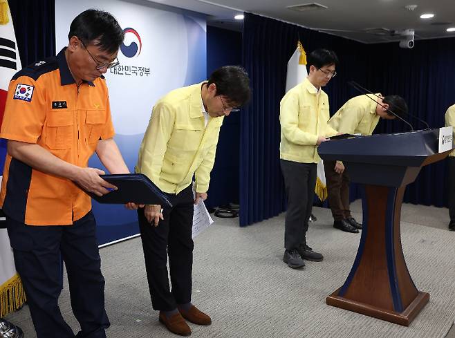 지난 27일 서울 종로구 정부서울청사 브리핑실에서 열린 '국가정보자원관리원 정부 서비스 장애 관련 브리핑'에서 김민재 행정안전부 차관을 비롯한 참석자들이 인사하고 있다. 왼쪽부터 윤상기 소방청 장비기술국장, 이용석 행정안전부 디지털정부혁신실장, 김 차관, 이재용 국가정보자원관리원장. 연합뉴스