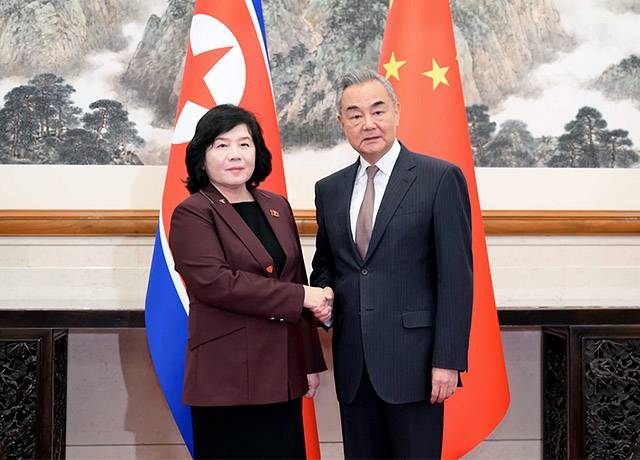 ▲ 28일(현지시간) 베이징에서 최선희(왼쪽) 북한 외무상과 왕이 중국 외교담당 국무위원 겸 외교부장이 회담을 가졌다. ⓒ중국 외교부