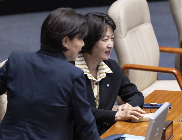 ▲추미애 국회 법제사법위원장이 29일 국회 본회의장에서 국회에서의 증언·감정법 개정안에 대한 무제한 토론 중단을 기다리다 더불어민주당 서영교 의원과 대화하고 있다. ⓒ연합뉴스