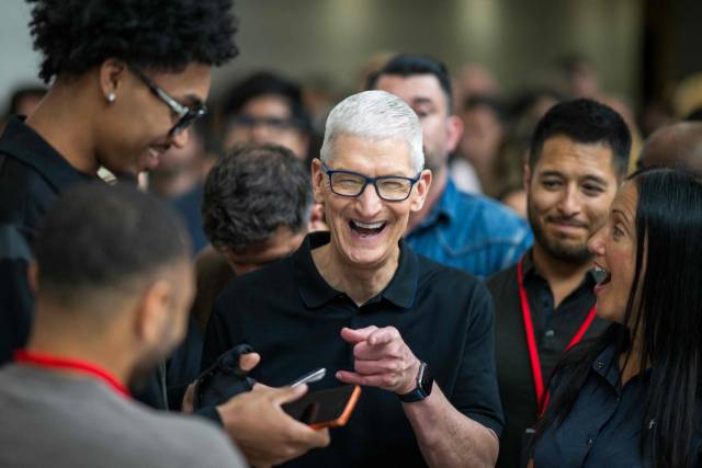 팀 쿡(가운데) 애플 최고경영자가 지난 9일(현지시간) 캘리포니아주 쿠퍼티노 애플 파크에서 직원들과 웃으며 이야기하고 있다. AFP연합뉴스