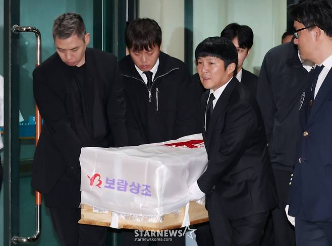 '개그계 대부' 故전유성의 발인이 엄수된 28일 오전 서울아산병원 장례식장에서 코미디언 조세호, 일루셔니스트 이은결 등이 고인의 유해를 운구하고 있다. /2025.09.28 /사진=이동훈 photoguy@
