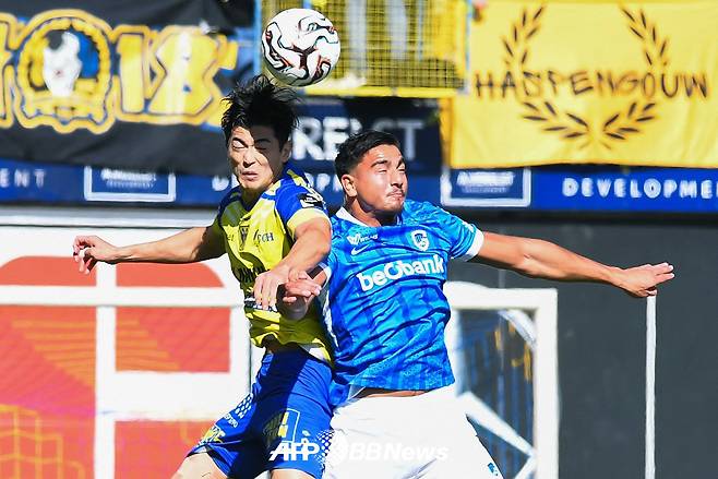 28일 벨기에 신트트라위던의 다이오 와사비 스타연 스타디움에서 열린 2025~2026 벨기에 프로리그 9라운드 신트트라위던VV와 KRC헹크전에서 공중볼 경합을 펼치고 있는 일본인 수비수 다니구치 쇼고(왼쪽). /AFPBBNews=뉴스1