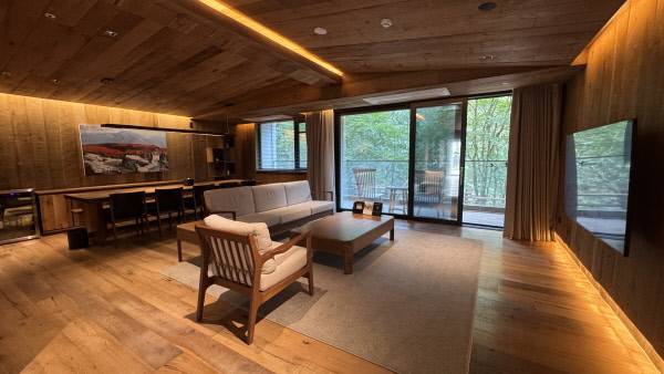 전면이 탄화목으로 만들어진 파크 하우스 객실