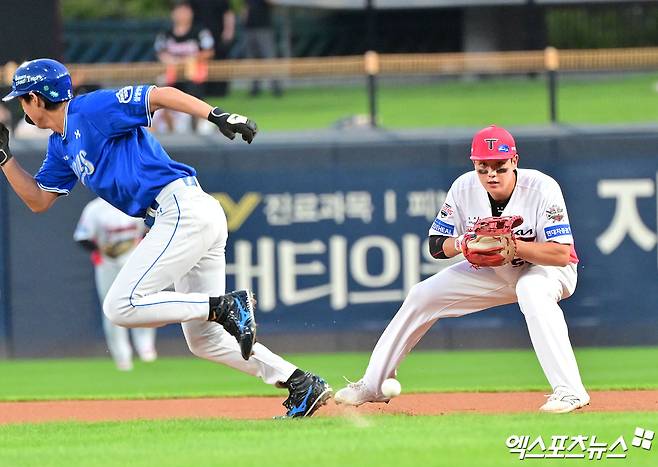 10일 오후 광주기아챔피언스필드에서 열린 '2025 신한 SOL Bank KBO리그' 삼성 라이온즈와 KIA 타이거즈의 경기, 1회초 2사 1,2루 KIA 오선우가 삼성 강민호의 내야땅볼을 포구하고 있다. 엑스포츠뉴스 DB