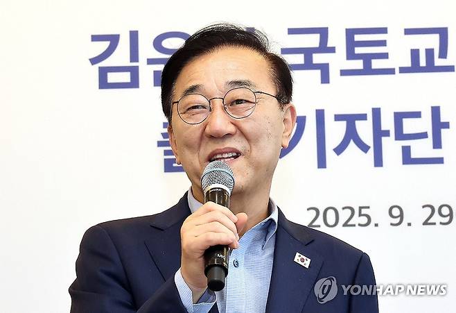 기자 질문에 답하는 김윤덕 국토교통부 장관 (세종=연합뉴스) 배재만 기자 = 김윤덕 국토교통부 장관이 29일 세종시 한 식당에서 출입기자단 간담회를 열고 있다. 2025.9.29 scoop@yna.co.kr