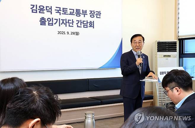 김윤덕 국토교통부 장관, 기자 간담회 (세종=연합뉴스) 배재만 기자 = 김윤덕 국토교통부 장관이 29일 세종시 한 식당에서 출입기자단 간담회를 열고 있다. 2025.9.29 scoop@yna.co.kr