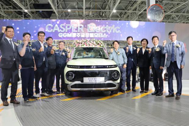 지난해 7월 캐스퍼 일렉트릭 1호차 생산 기념식에서 광주글로벌모터스(GGM) 관계자 등이 기념 촬영을 하고 있다. <GGM 제공>