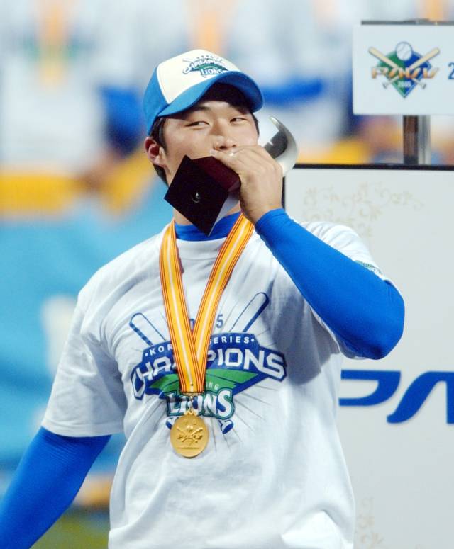 삼성 라이온즈의 오승환이 2005시즌 한국시리즈에서 마무리 투수로 나서 우승에 공헌한 뒤 최우수선수로 선정, 트로피에 입을 맞추고 있다. 삼성 제공