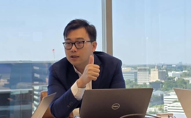 재 김 미국 동남부 한국상공회의소 의장이 지난 15일(현지 시간) 미 애틀랜타에서 한국 기자단에게 미국인들의 비자 문제에 대한 인식을 설명하고 있다