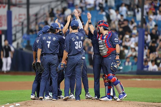 삼성 선수들이 14일 대구삼성라이온즈파크에서 열린 2025 KBO리그 KT전에서 6-2로 승리한 뒤 세리머니를 하고 있다. 사진 | 삼성 라이온즈