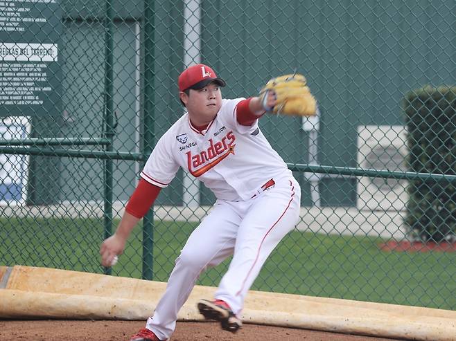 SSG 이로운이 지난 2월 미국 플로리다주 베로비치에서 열린 2025 스프링캠프에서 불펜피칭을 하고 있다. 사진 | SSG 랜더스