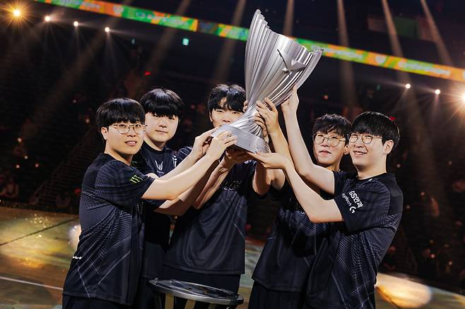 2025 LCK 우승 후 트로피 세리머니를 하는 젠지e스포츠 선수단. 사진 | 라이엇 게임즈