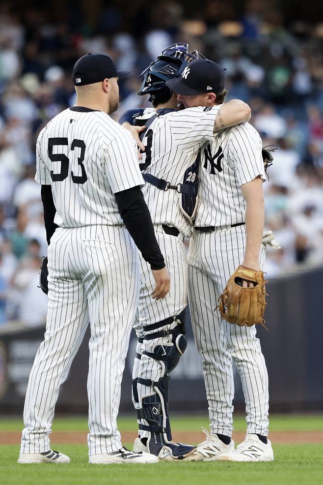 NEW YORK, NEW YORK - SEPTEMBER 28: Austin Wells #28 and Ryan McMahon #19 of the New York Yankees celebrate a 3-2 win against the Baltimore Orioles at Yankee Stadium on September 28, 2025 in New York City. Kent J. Edwards/Getty Images/AFP (Photo by Kent J. Edwards / GETTY IMAGES NORTH AMERICA / Getty Images via AFP)
<저작권자(c) 연합뉴스, 무단 전재-재배포, AI 학습 및 활용 금지>