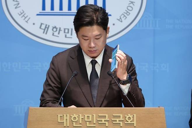 진종오 국민의힘 의원이 30일 국회 소통관에서 더불어민주당의 특정종교단체 신도를 동원한 권리당원 경선 조작 시도 의혹을 폭로하며 제보 통화 녹취를 공개하고 있다. ⓒ연합뉴스