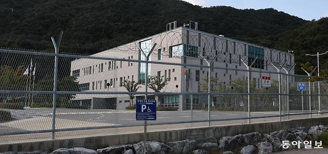 29일 충남 공주시 국가정보자원관리원 제4센터인 ‘재해복구 전용 데이터센터’ 주변에 철조망이 설치돼 있다. 이곳은 2023년 시설 공사는 끝났지만 데이터 백업 기능만 일부 수행하는 ‘반쪽 센터’로 운영 중이다.
공주=변영욱 기자 cut@donga.com