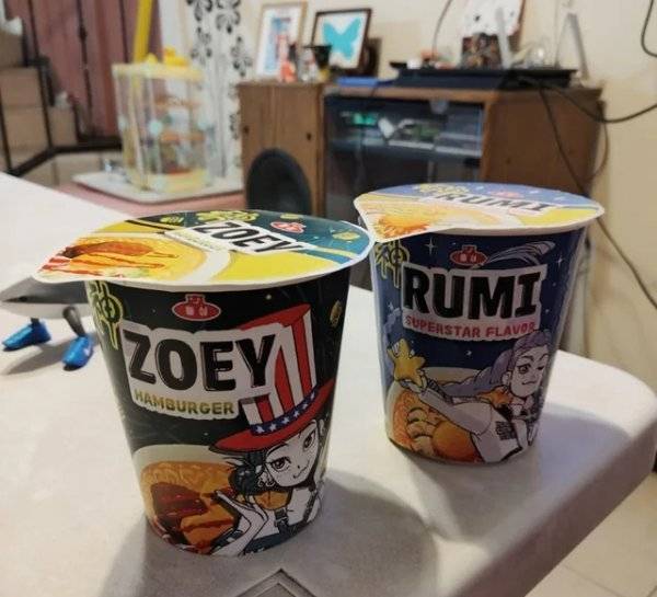 케이팝 데몬 헌터스(케데헌) 라면을 먹는다며 사진을 올린 한 외국 커뮤니티 유저. 좁고 긴 형태의 컵라면이 테이블 끝에 놓여 있다. (출처=레딧 캡처)