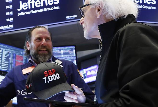 미국 뉴욕 뉴욕증권거래소(NYSE)에서 7월 30일(현지시간) 한 중개인이 '스탠더드앤드푸어스(S&P)500 지수 7000'이라는 문구가 박힌 모자를 들고 있다. 뉴욕 증시 3대 지수는 29일 엔비디아 강세 속에 거래일 기준으로 이틀째 상승 흐름을 이어갔다. UPI 연합