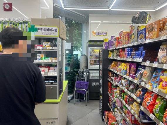 서울의 한 편의점에서 고객이 안전상비의약품 코너에 비치된 의약외품들을 살펴보고 있다. 사진=김현지 기자