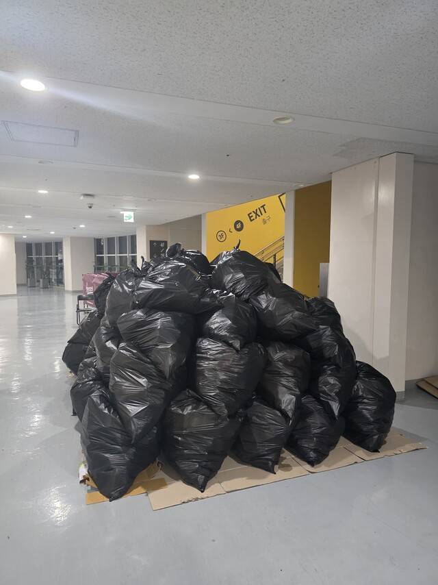 경기가 끝난 뒤 고척스카이돔에 쌓인 쓰레기 더미.