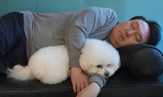 윤석열 전 대통령과 반려견. 에스비에스(SBS) 유튜브 영상 갈무리