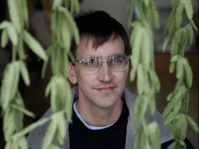 리처드 리(Richard Lee)는 미국 마리화나 합법화 운동의 주역 중 한 명이다. 미국 텍사스주의 보수 기독교 집안에서 태어나 28세 때 하반신 마비 장애인이 된 그는 만성 신경통증 등을 관리하기 위해 마리화나를 처음 경험한 뒤 30세 무렵 캘리포니아 오클랜드로 이주해 다양한 의료용 마리화나 사업을 벌였고, 그렇게 번 돈으로 세계 최초 마리화나 전문 직업학교를 설립하고 마리화나 관련 법 개정 등 정치운동을 주도했다. 사진은 2010년 만 21세 성인의 기호용 마리화나 합법화를 위한 주민발의 법 개정운동을 이끌던 무렵의 리처드 리. AP 연합뉴스