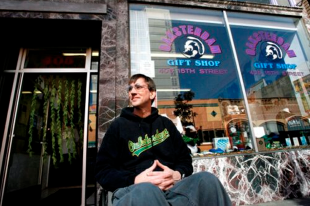 리처드 리가 설립한 옥스테르담 대학을 중심으로 오클랜드 다운타운 즉 옥스테르담의 상권과 지역 경제가 되살아났다. 2009년 자신의 마리화나 기념품 가게 앞의 그. Oaksterdam.com