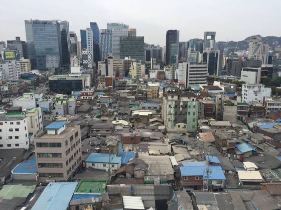 2015년 세운상가 주변의 낙후된 공간. 해방직후 지어진 슬라브 건물들이 많고 소규모 인쇄업자와 금속공업사 등이 영업하고 있다. 사진=디블록그룹