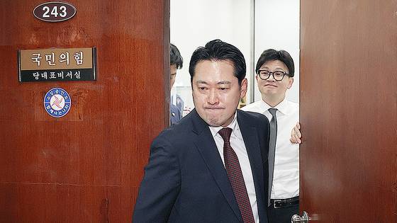 2024년 12월 11일 당시 국민의힘 한동훈 대표가 서울 여의도 국회 당대표실에서 장동혁 의원이 나가는 사이 미소를 짓고 있다. 연합뉴스