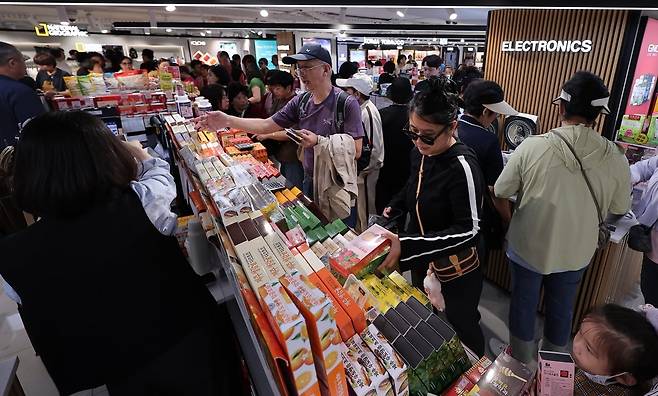 중국 단체관광객의 무비자 입국이 시작된 29일 서울 중구 신라면세점 서울점에서 중국인 관광객들이 면세점을 둘러보고 있다. 사진=뉴스1