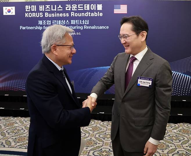 이재용 삼성전자 회장이 8월 25일(현지시간) 미국 워싱턴DC 윌라드 호텔에서 열린 한미 비즈니스 라운드 테이블에서 젠슨 황 엔비디아 최고경영자와 인사하고 있다. 삼성전자의 HBM3E 12단 제품은 최근 엔비디아 품질 인증을 통과한 것으로 알려졌다. 사진=연합뉴스