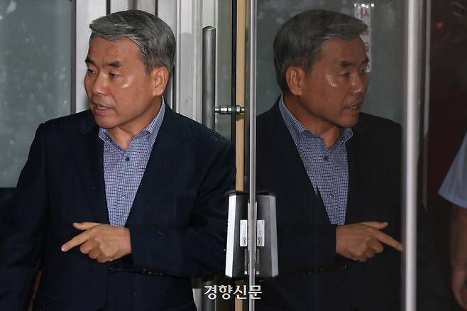 이종섭 전 국방부 장관이 지난 17일 해병대 채모 상병 의혹을 수사하는 이명현 특별검사팀 사무실이 있는 서울 서초구서초한샘빌딩에 출석하고 있다. 정효진 기자