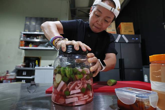 주휘씨가 무, 오이, 연근, 고추를 넣고 피클을 담고 있다. 구미 한국옵티칼 농성장 방문을 이틀 앞두고 피클을 담았고, 색을 더 예쁘게 내기 위해 다음날 비트를 추가했다.