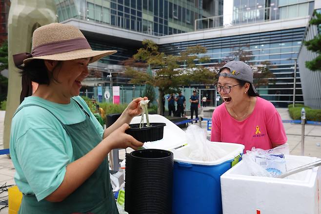 주휘씨가 ‘새 사람 행진단’의 새참으로 미역면과 우뭇가사리로 만든 콩국수를 대접하며 활짝 웃고 있다.