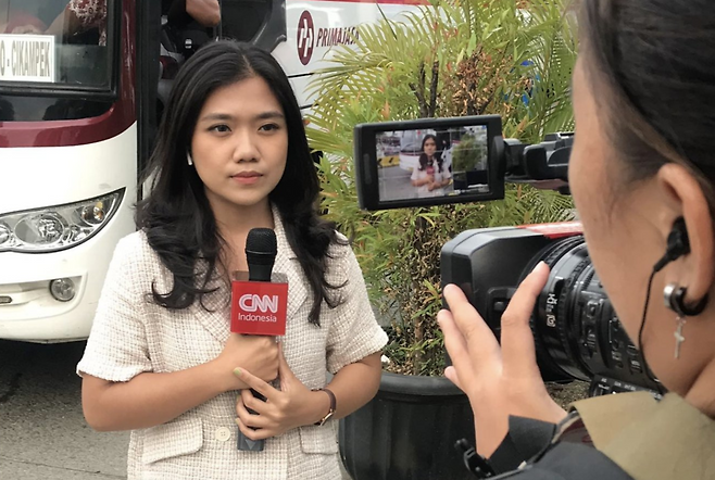 프라보워 수비안토 인도네시아 대통령에게 그의 주요 정책인 무상급식에서 대규모 식중독이 발생한 사태에 관해 질문했다가 취재증을 압수당한 CNN인도네시아 소속 기자 다이애나 발렌시아. 엑스 갈무리