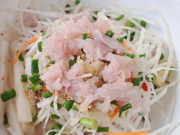 눈볼대로 만든 물회. 붉고 작은 물고기로 맛이 좋고 요리법도 다양해 고급 어종으로 꼽힌다.